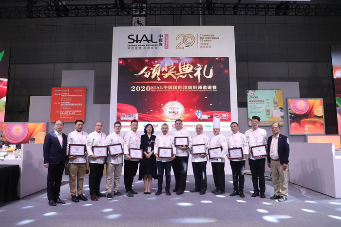 图为北京爱博西雅展览有限公司董事、总经理李悦为美食厨房获奖队伍颁奖