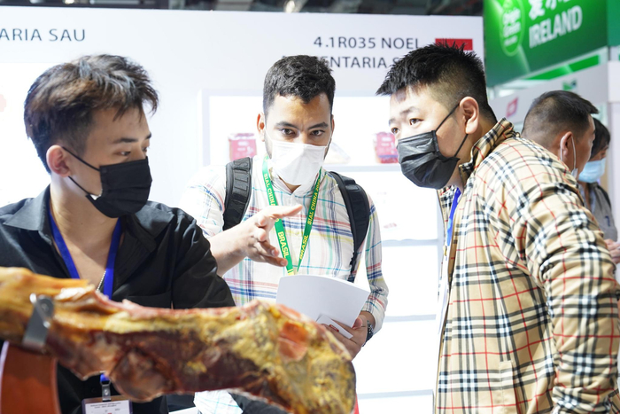 图为2020中食展现场买家与展商交谈