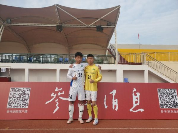 球场上的贾晓恒（左一）和刘承睿（右一）。