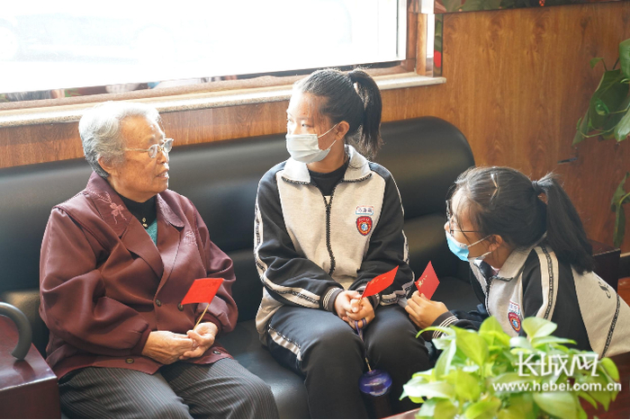 同学们在敬老院进行探望。