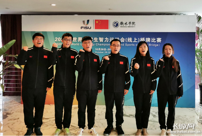 衡水学院桥牌队参赛队员赛前为自己加油打气。长城网记者 卢婉凤 摄