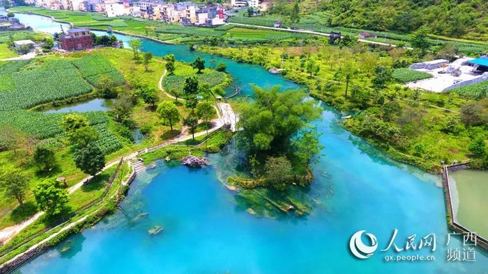 近年来，都安瑶族自治县积极开展对瑶乡母亲河澄江河沿岸污染进行综合治理，从根本上保护了澄江河水质。图为澄江源头河水旖旎迷人。（高东风 摄）