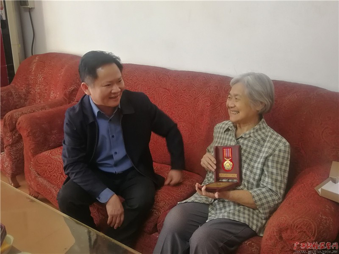 吕玉波同志看望慰问抗美援朝志愿军老战士童凤兰同志