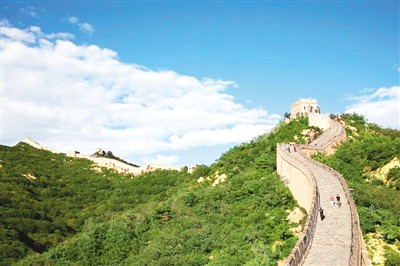 遥望八达岭长城　　郭 永摄