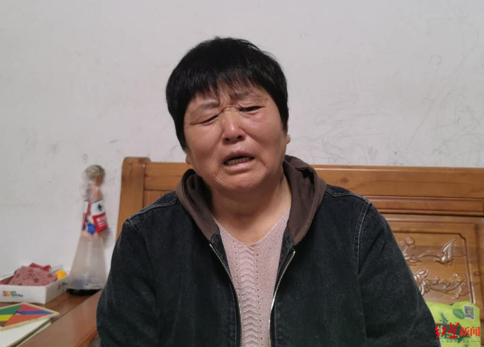 ▲　接受红星新闻采访的靳爱荣