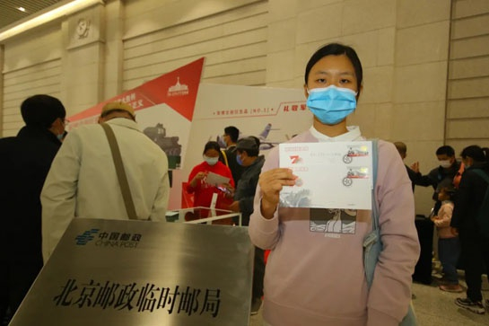中国人民革命军事博物馆主题邮局内，观众展示主题展览纪念封。李巍 摄