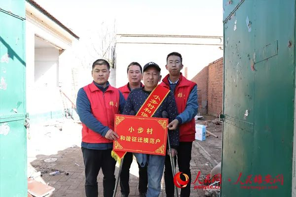 孙会清和征迁干部在一起。李雪晴摄