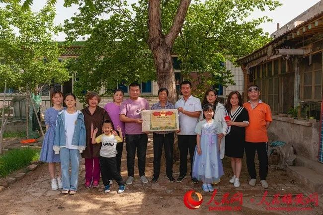 烈士孟凡刚儿媳高乐新与孩子们合影。任志伟/摄