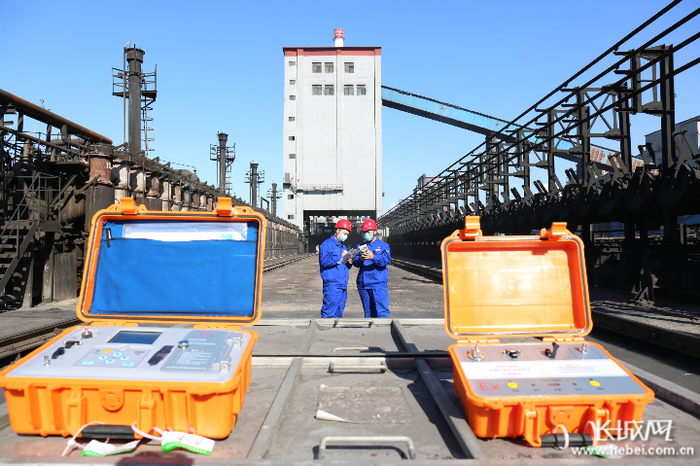 河钢宣钢环保管理人员正在监测空气质量。通讯员 张强 摄
