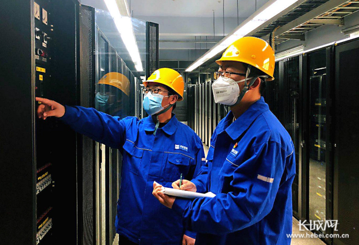 河钢宣钢信息化技术人员正在检查网络设备运行情况。通讯员 贺文婷 摄
