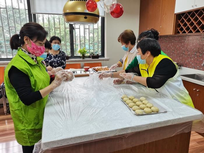 上海江浦路街道“辽源西路睦邻中心”，居民们正在做鲜肉月饼。（光明网 刘梦甜摄）