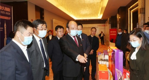 市委书记回建等领导在桑阳集团展位参观