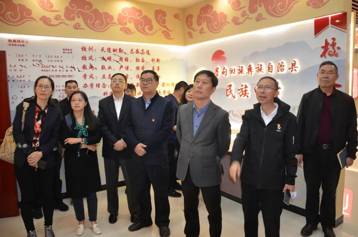 ▲5所华东师大附属学校校园长考察寻甸县民族中学