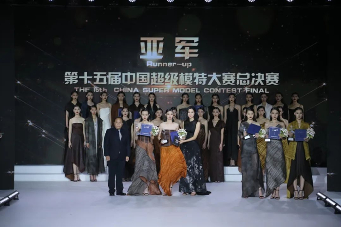 △陈慧佳（前排左三）获得第十五届中国超级模特大赛总决赛亚军