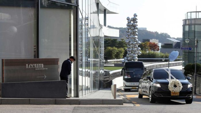 灵车经过Leeum美术馆