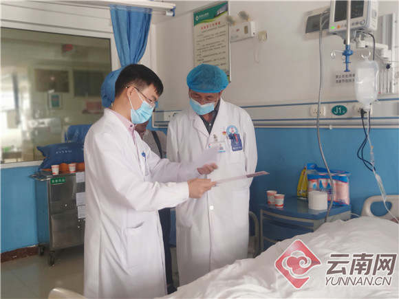 上海瑞金医院神经外科主任医师王宝峰正在剑川县人民医院查房。高志成 摄