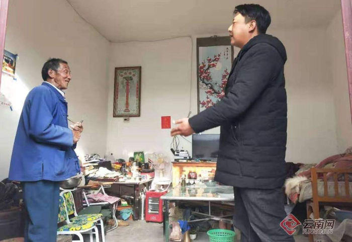 杨继周看望贫困户