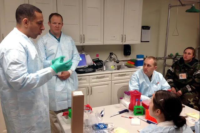  ·驻韩美军生化实验室工作情况。图自美国陆军化学生物中心官网。