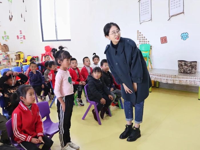 ▲ 华东师大4个学院的师生到结对帮扶学校开展现场教学课