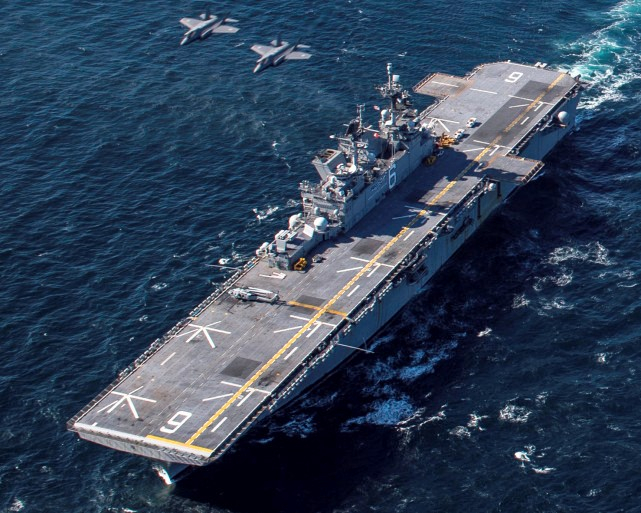  日本航空自卫队F-35A战斗机与美国两栖攻击舰合练