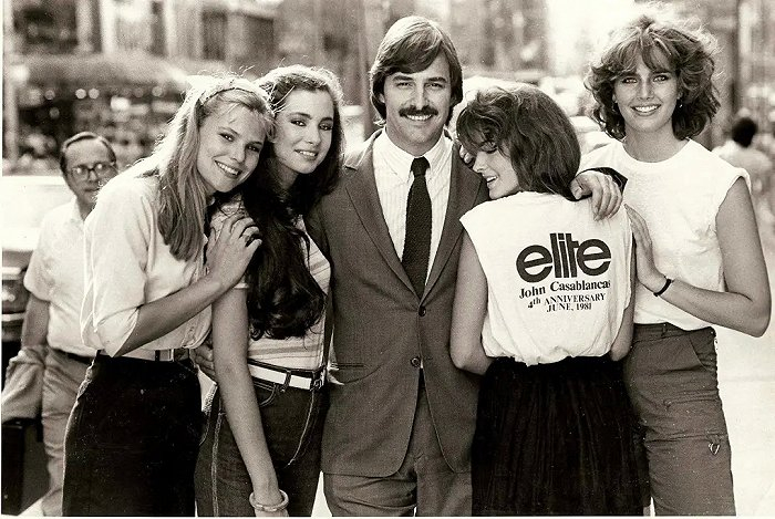 约翰·卡萨布兰卡斯（中）