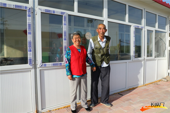 面色红润的胡子锐（右）老两口手牵手。