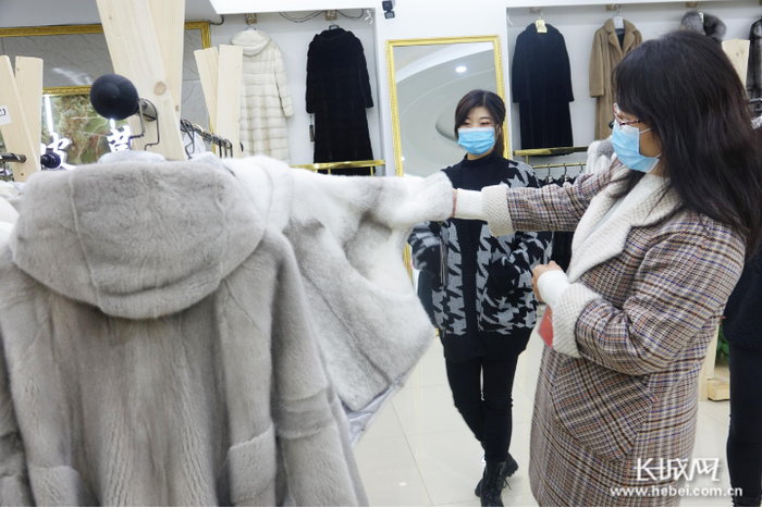 中国·大营国际皮草交易中心内，顾客正在挑选心仪的裘皮上衣。长城网记者 卢婉凤 摄