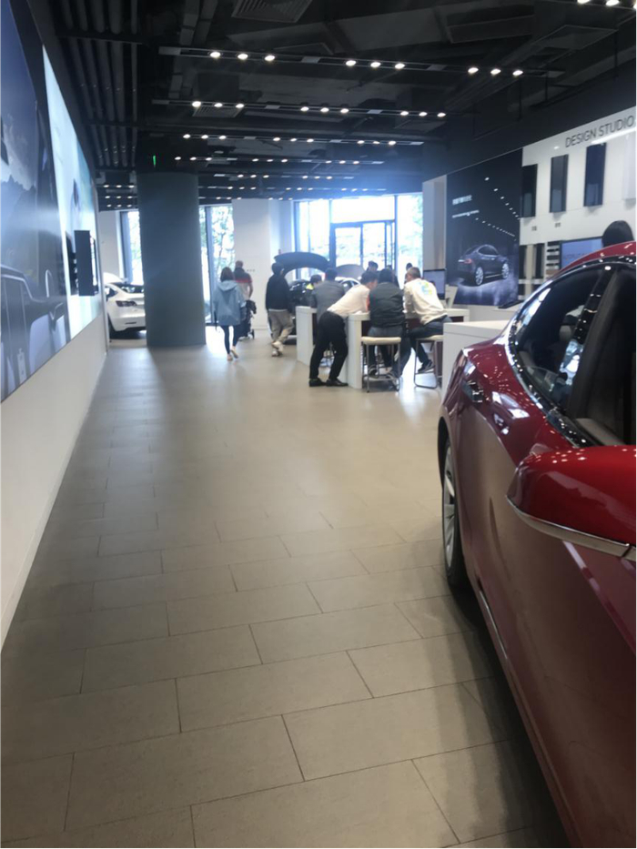 尽管是工作日，兴业太古汇的特斯拉旗舰店依然有不少用户