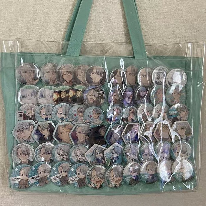 谷圈爱好者会在包上背满“吧唧”；来源/ 受访者提供