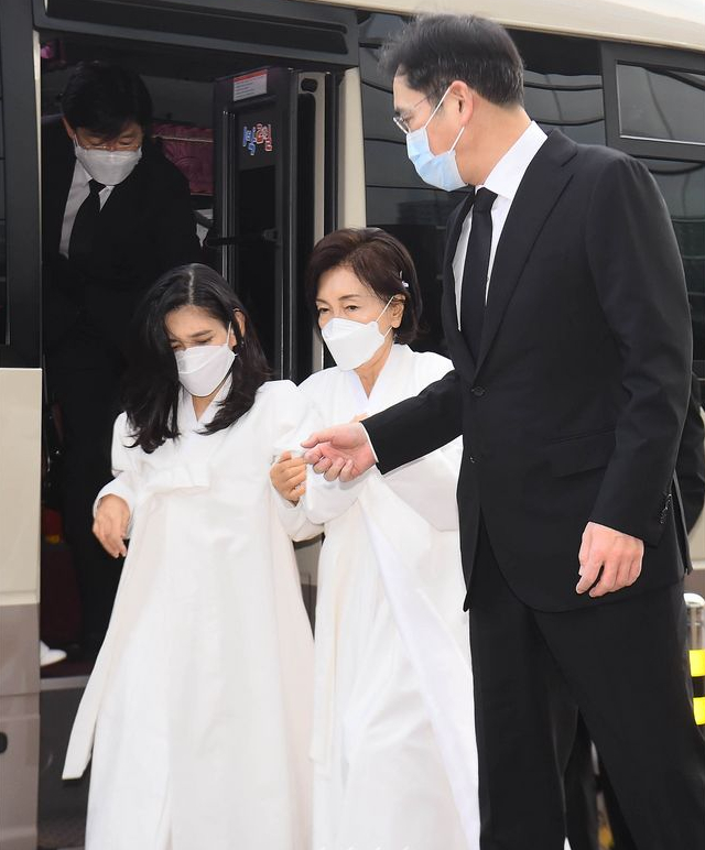 李在镕护送母亲和姐姐下车