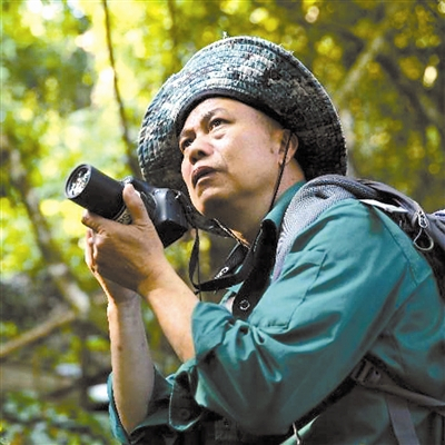 陈庆在霸王岭拍摄野生动物