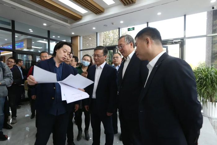 △领导和嘉宾到师生服务中心进行现场体验