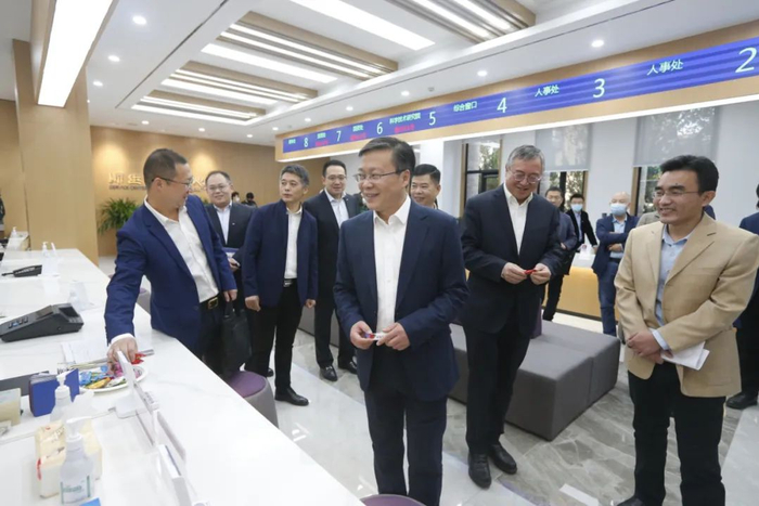 △领导和嘉宾到师生服务中心进行现场体验