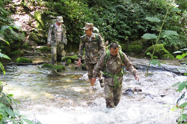 姜兴伟（前一）和队友在巡山途中（供图）