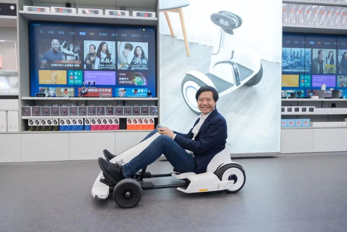 ▲ 雷军在小米之家体验九号卡丁车 | 图源：雷军