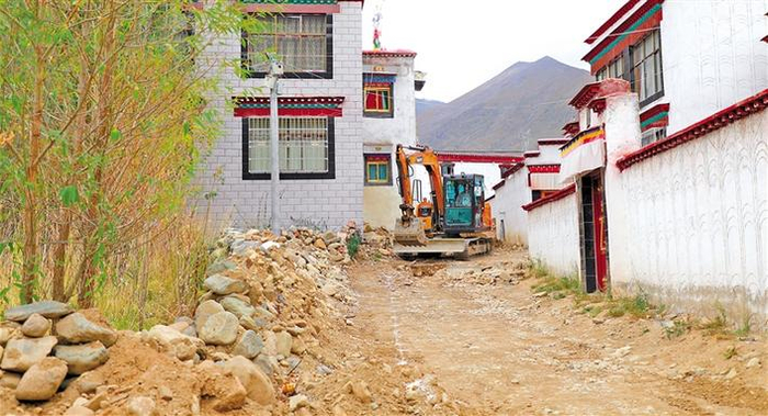 旦巴塔青承包修建的当地在建公路。