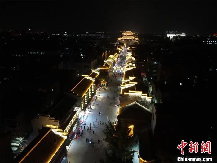 航拍襄阳北街非遗文创市集。邹浩　摄