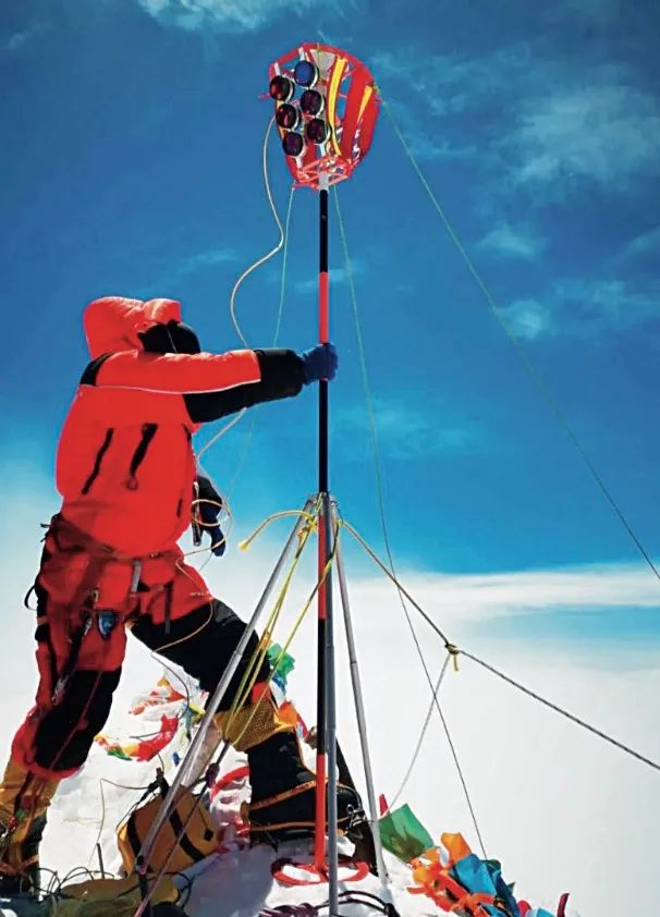 华测导航北斗高精度定位设备在珠峰GNSS同步观测点作业&nbsp; 图片来源：华测导航