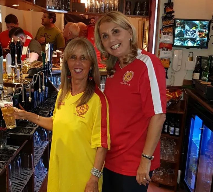 酒吧经营者马伦（左）与顾客的合影。图片来自“科布登酒窖”网站