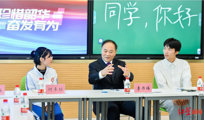 李书福在吉利学院（成都校区）与学生交流