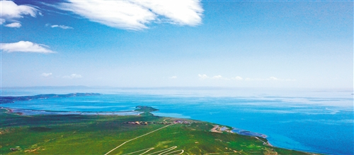 位于黄河源头的鄂陵湖烟波浩渺，波澜壮阔