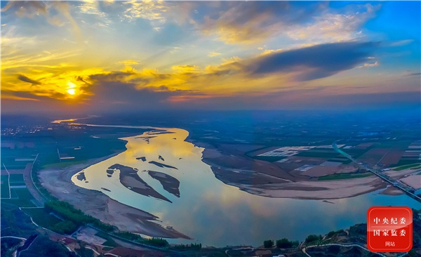千百年来，奔腾不息的黄河，哺育着中华民族，孕育了中华文明。九月的黄河，在晨曦的映射下显得格外静谧。（河南省郑州市纪委监委供 穆伟伟 摄）