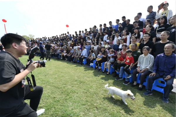 国庆当天，浙江省杭州市余杭区塘栖镇塘栖村组织全村村民拍摄“千家福”，以此共享中秋大团圆，欢庆新中国成立71周年。图为“千家福”拍摄现场。（摄影/杭州市余杭区纪委监委干部 李忠）