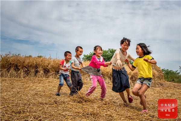 收获季节，孩子们在田间地头快乐地玩起了游戏。（浙江省浦江县纪委监委供 马黎晶 摄）