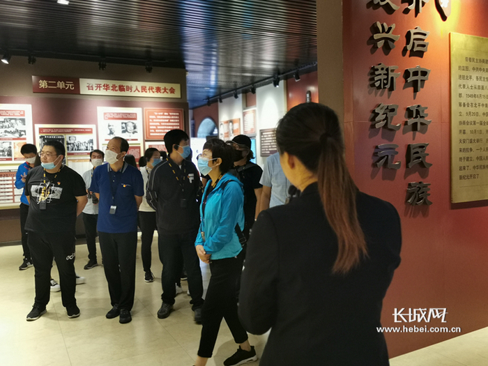 在中央统战部旧址参观的游客络绎不绝。记者 张嘉琪 摄