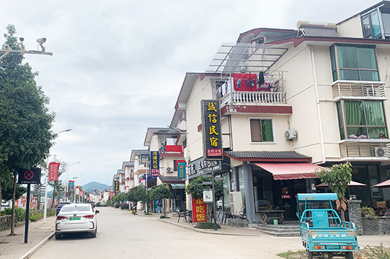 南源岭村民宿、餐馆随处可见  人民网丁亦鑫摄