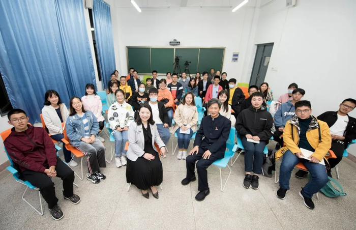 ▲高翅和同学们合影留念（刘涛 摄）