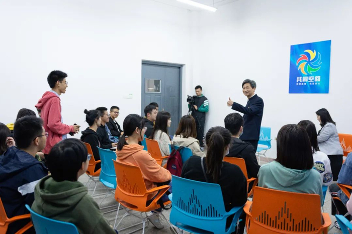 ▲高翅为提问的同学点赞（彭雨格 摄）