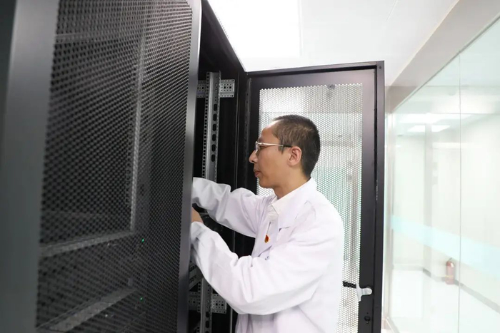 援藏人才曹骏主要负责墨竹工卡县人民医院的信息化建设。南报融媒体记者 曹骄阳摄