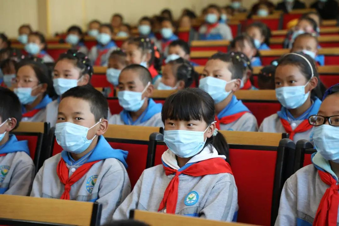 “格桑花开奖教基金”揭牌现场的孩子们。南报融媒体记者 曹骄阳摄